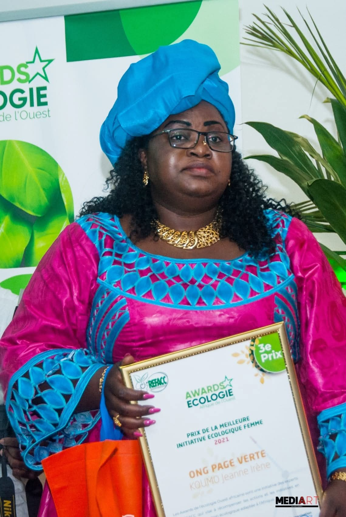 Notre engagement Jeanne Irène Koumo recevant le prix de la meilleure initiative écologique femme 2021